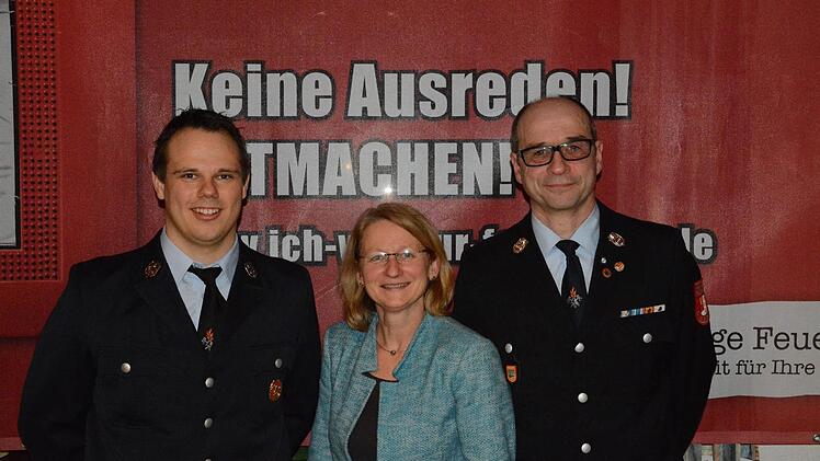 Ortsbeauftragte Elisabeth Assmann freut sich über gelungene Kommandantenwahl von Florian Ziegler und gratuliert und dankt dem scheidenden 1.Kommandanten Dieter Ebert für seine Verdienste im Namen der Stadt.