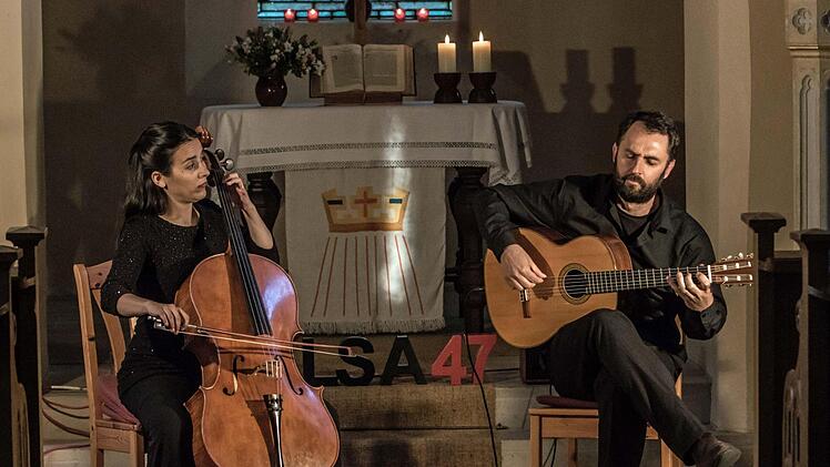 Das Duo Zaruk gastierte in der Johanneskirche Elsa: Cellistin Iris Azquinezer und Gitarrist Rainer Seiferth. Foto: Jochen Berger