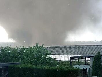 Nordrhein-Westfalen, Schwalmtal: Ein Tornado zieht über eine Gartenanlage im Raum Viersen am Niederrhein hinweg. Der Tornado hat nach Behördenangaben eine «Schneise der Verwüstung» hinterlassen. Foto: Ralf Nowak/dpa