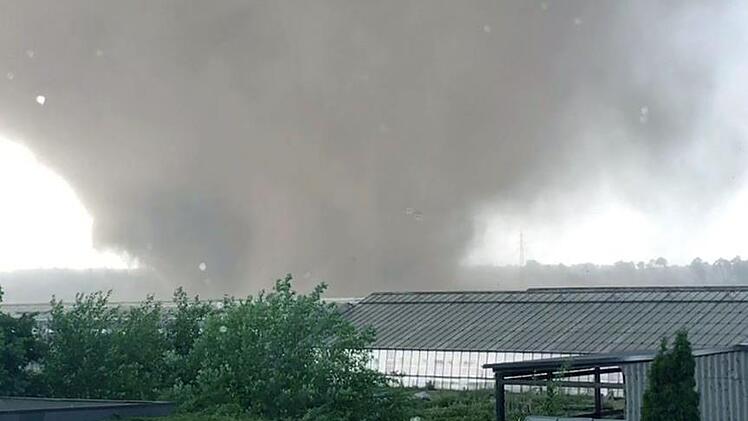 Nordrhein-Westfalen, Schwalmtal: Ein Tornado zieht über eine Gartenanlage im Raum Viersen am Niederrhein hinweg. Der Tornado hat nach Behördenangaben eine «Schneise der Verwüstung» hinterlassen. Foto: Ralf Nowak/dpa