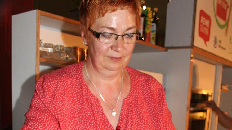 Die Ködnitzer Ortsbäuerin Andrea Hauffe hat den Kontakt zum Rewemarkt in Ludwigschorgast hergestellt. Sie half bei der "Landfrauen on tour"-Veranstaltung, das Dessert hübsch anzurichten.Sonny Adam