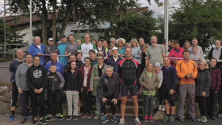 Vor dem Start versammelt, die Teilnehmer des 18. "Lauf ins Stadtfest". Maximilian Enders