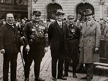 Hermann Göring (zweiter von links) am 26. Mai 1927 zu Besuch in Coburg. Die Nationalsozialisten sprachen der Stadt besondere Bedeutung zu ("Mythos Coburg"). Hans Dietrich (ganz rechts) war einer der führenden Coburger Nationalsozialisten. Foto: Staatsarchiv Coburg, VI 8-69 (Postkarte)