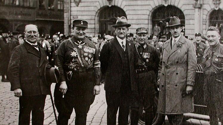 Hermann Göring (zweiter von links) am 26. Mai 1927 zu Besuch in Coburg. Die Nationalsozialisten sprachen der Stadt besondere Bedeutung zu ("Mythos Coburg"). Hans Dietrich (ganz rechts) war einer der führenden Coburger Nationalsozialisten. Foto: Staatsarchiv Coburg, VI 8-69 (Postkarte)