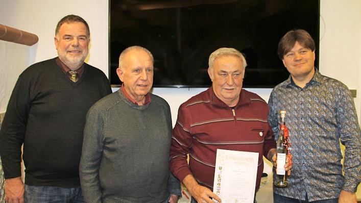 Zweiter B&uuml;rgermeister Karlheinz Hertlein, Herbert Lawrenz (v. l.) und Frank M&uuml;nch (r.) ehrten Herbert Herbig f&uuml;r 40 Jahre Vereinstreue. Fotos: Armin Pregartner