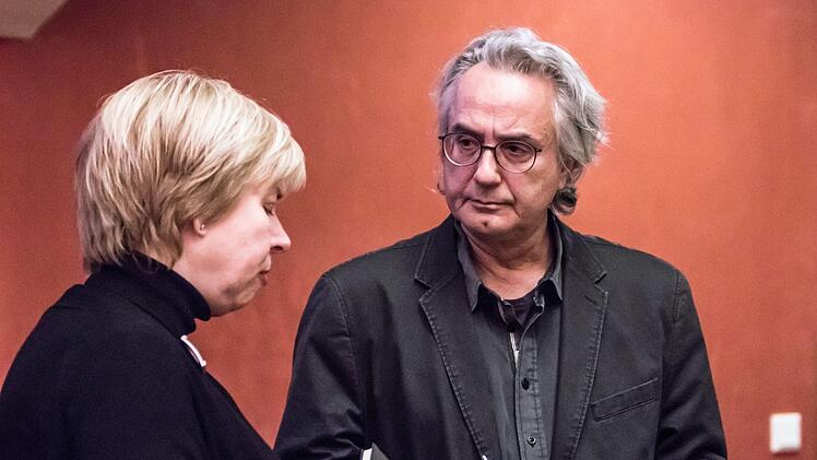 Gefragter Gesprächs-Partner: Krimi--Bestseller-Autor Friedrich Ani zu GAst bei "Coburg liest" im Haus Contakt. (links: Buchhändlerin Martina Riegert vom Veranstaltungsteam von "Coburg liest")Foto: Jochen Berger
