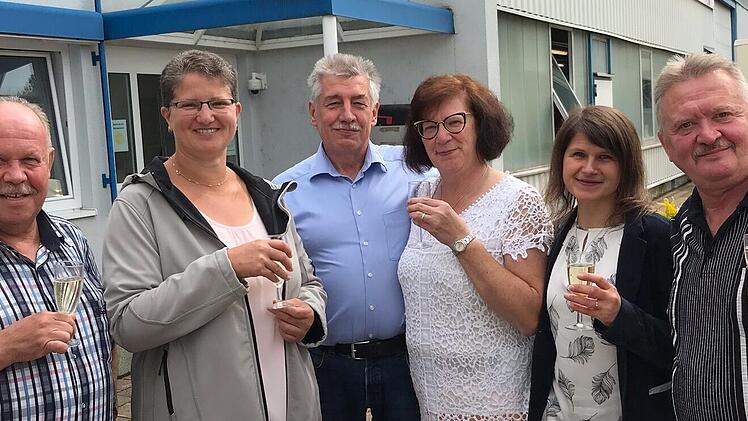 Ebenfalls Grund zum Feiern haben die Firmenjubiläre (von links) Klaus-Dieter Kirchner (25 Jahre), Sandra Nikol (25 Jahre), Ludwig Schneider (40 Jahre), Anita Werthmann (28 Jahre), Martina Schwarz (25 Jahre) und Heinrich Propp (26 Jahre).