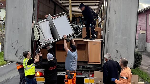 Helfer beladen in Bad Br&uuml;ckenau den Lkw mit medizinischen Hilfsg&uuml;tern.