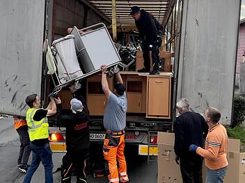 Helfer beladen in Bad Brückenau den Lkw mit medizinischen Hilfsgütern.