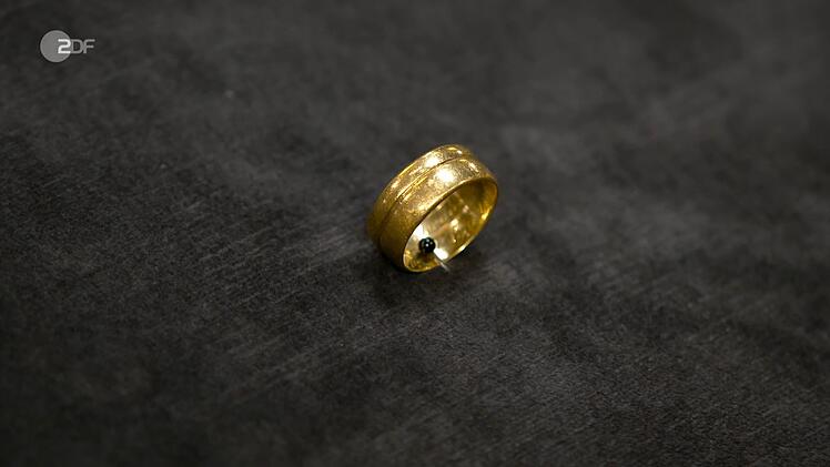 Ein "klassischen Witwenring", ein Doppelring aus 900er Gold, sollte 2.000 Euro bringen, fanden die Verkäufer. Der Experte bremste auf maximal 1.100. Wolfgang Pauritsch bezahlte 870 Euro.