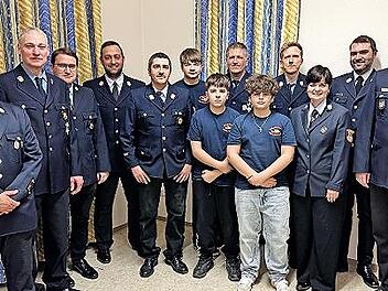 Mit Zweitem Vorsitzendem im Team gest&auml;rkt ins Jubil&auml;umsjahr der Feuerwehr Oberleiterbach (von rechts) B&uuml;rgermeister Michael Senger und Kreisbrandmeister Benedikt Kannheiser mit Kassiererin Katharina Kunzelmann, Schriftf&uuml;hrer Benedikt Hennemann, N...