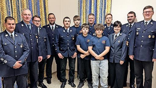Mit Zweitem Vorsitzendem im Team gest&auml;rkt ins Jubil&auml;umsjahr der Feuerwehr Oberleiterbach (von rechts) B&uuml;rgermeister Michael Senger und Kreisbrandmeister Benedikt Kannheiser mit Kassiererin Katharina Kunzelmann, Schriftf&uuml;hrer Benedikt Hennemann, N...