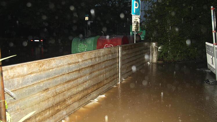 Die Schutzwände entlang der Schütt wurden montiert.