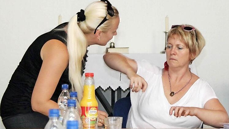 Dozentin Loretta Steinhäuser (rechts) spielt eine Demenz-Patientin, die immer wieder mit ihren Händen auf den Tisch schlägt. Qualifizierungsteilnehmerin Swetlana Grez versucht auf sie einzugehen. Das Rollenspiel ist ein wichtiger Bestandteil des Lehrgangs Fotos: Thomas Heuchling