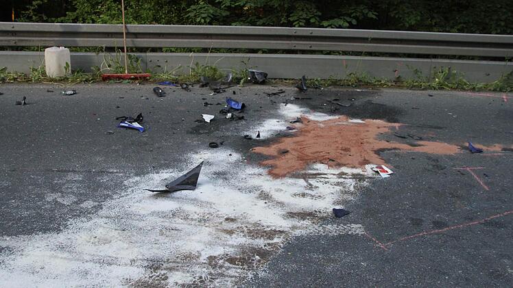 Kurz nach Kasendorf (in Richtung Azendorf) war ein Motorradfahrer in einen VW geschleudert. Foto: Jürgen Gärtner