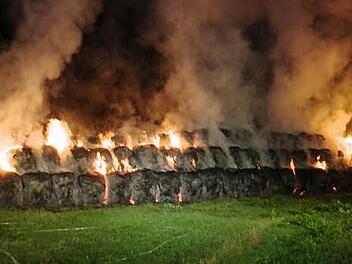 Rund 150 Strohballen brannten in der Nähe von Untereuerheim (Kreis Schweinfurt).  Foto: Christian Licha