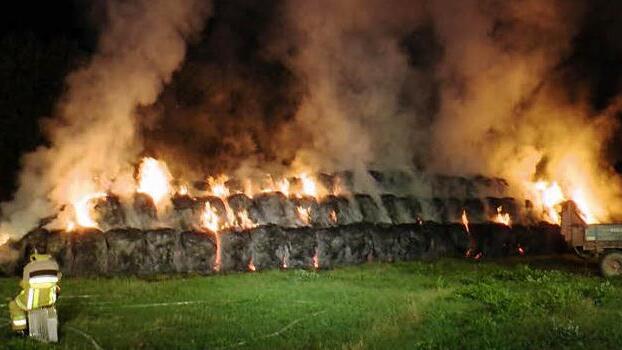 Rund 150 Strohballen brannten in der Nähe von Untereuerheim (Kreis Schweinfurt).  Foto: Christian Licha