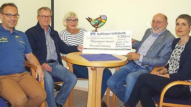 Von links: Kassier Frank Schuberth (Hospizverein Kronach), Schatzmeister Peter Gottmann (Lions-Hilfswerk e. V.), LC-Pastpräsidentin Angelika Woll, Hospizverein-Vorsitzender Dr. Peter Witton und dessen Stellvertreterin Anja Männl bei der Spendenübergabe in den Räumen des Hospizbüros  Foto: Heike Schülein