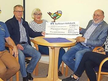 Von links: Kassier Frank Schuberth (Hospizverein Kronach), Schatzmeister Peter Gottmann (Lions-Hilfswerk e. V.), LC-Pastpr&auml;sidentin Angelika Woll, Hospizverein-Vorsitzender Dr. Peter Witton und dessen Stellvertreterin Anja M&auml;nnl bei der Spenden&uuml;bergabe in den R&auml;umen des Hospizb&uuml;ros  Foto: Heike Sch&uuml;lein