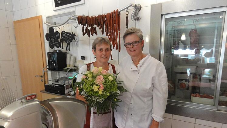 Metzgermeisterin Marion Fritsch (r.) bedankte sich bei Silvia Kleinhenz für 40 Jahre Treue zum Betrieb. Wolfgang Wimmel