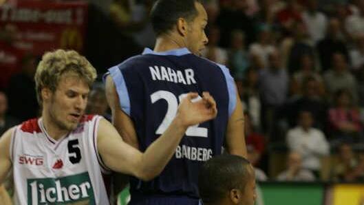 7. Juni 2005: Mike Nahar stellt den Block, Demond Mallet entwischt mit dem Ball - kein Durchkommen für den damaligen Gießener Anton Gavel.