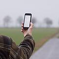 Nach einem Unfall will ein schwer verletzter 23-Jähriger in Bayern einen Notruf absetzen - doch er hat keinen Handyempfang. Symbolfoto: Julian Stratenschulte/dpa
