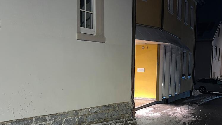 Auto f&auml;hrt ins Rathaus - T&auml;ter fl&uuml;chtig (2)