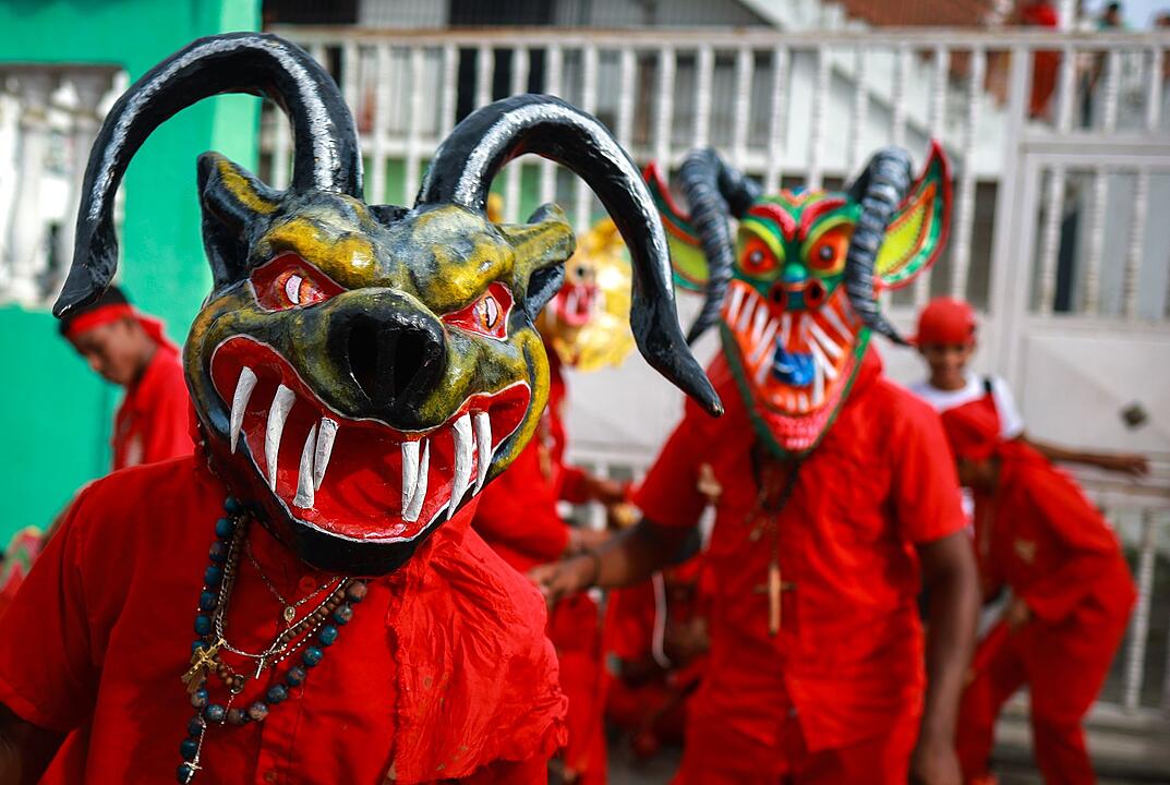 Tanzende Teufel zu Fronleichnam in Venezuela