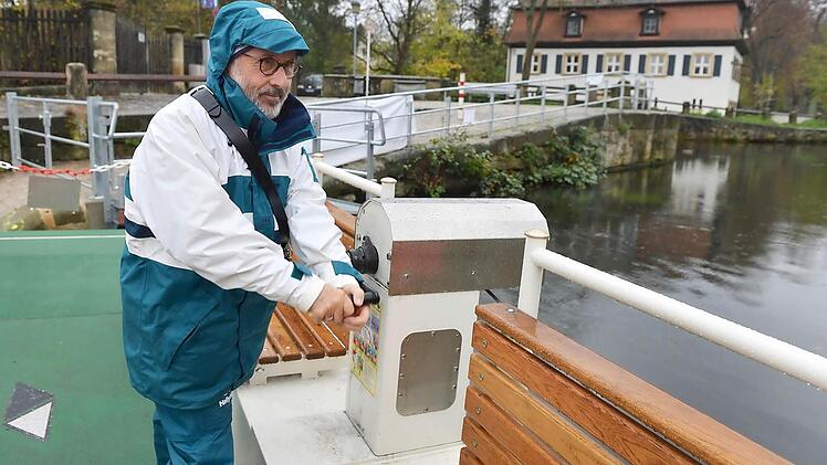 An den letzten Oktobertagen hatten die Fährleute nicht mehr viel zu tun.  Peter Gutsfeld  fuhr manchmal nur zum Genuss hin und her. Fotos: Ronald Rinklef (2)/Matthias  Hoch (1)