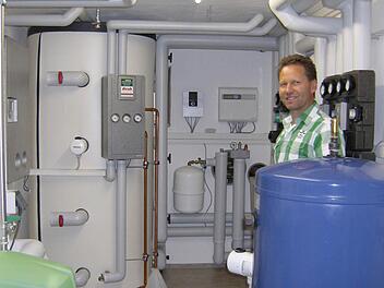 Dieter Grund strahlt in seinem Keller. Fotos: Malbrich