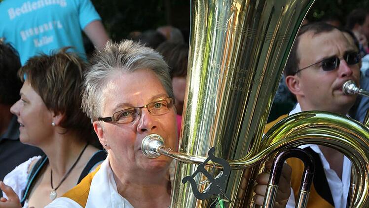 Renate Zachlod spielt Tuba