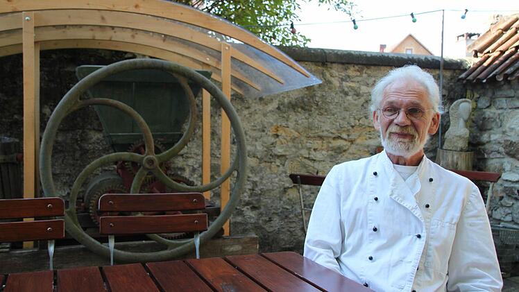 Bernhard Wohlfromm am Deutschherrnkeller. Oft allein saß er nicht im Biergarten, seine Gäste sind wettertechnisch hart im Nehmen. Foto: T. Malz