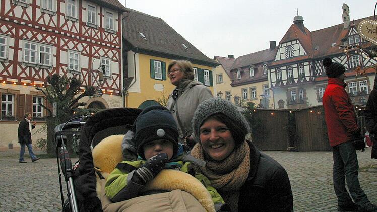 Warm eingepackt hatte Katrin Klinger (Küps) ihren Sohn Benedikt für den Seßlacher Weihnachtsmarkt.