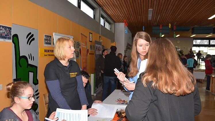Der Beruf Frisör lockt anscheinend wie hier am Stand von Haarstudio Anding hauptsächlich Mädchen an. Foto: Schmidt