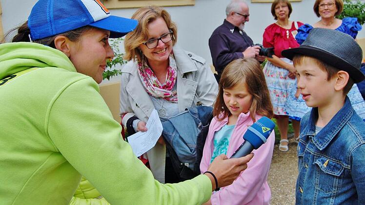 Bayern 3-Reporterin Franziska Hainz beim Interview mit Grundschüler Tobias Ernst. Foto: Sigismund von Dobschütz