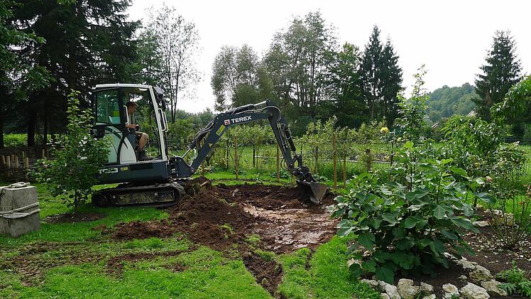 Baggertag: Das Fundament der künftigen Terrassen und Wege wird angelegt. Foto: Dagmar Besand