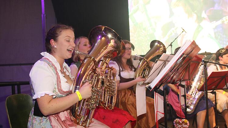Die jungen Musikerinnen und Musiker verstanden es mit Blasmusik mit den richtigen "Wums" das Festzelt zum Brodeln zu bringen.