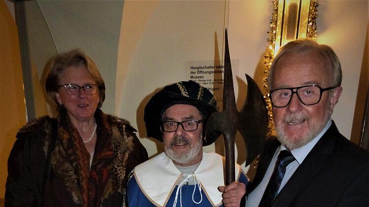 Standesgemäßes Empfangskomitee auf der Plassenburg: Der "Landsknecht" begrüßt Reinhard und Gerlinde Adler aus Heiligenstadt als erste Gäste der Silvestergala.
