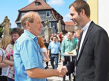 Organist Stefan Schnappauf (li.) im Gespr&auml;ch mit Kaplan Stahl.  Fotos: Hubert B&auml;hr