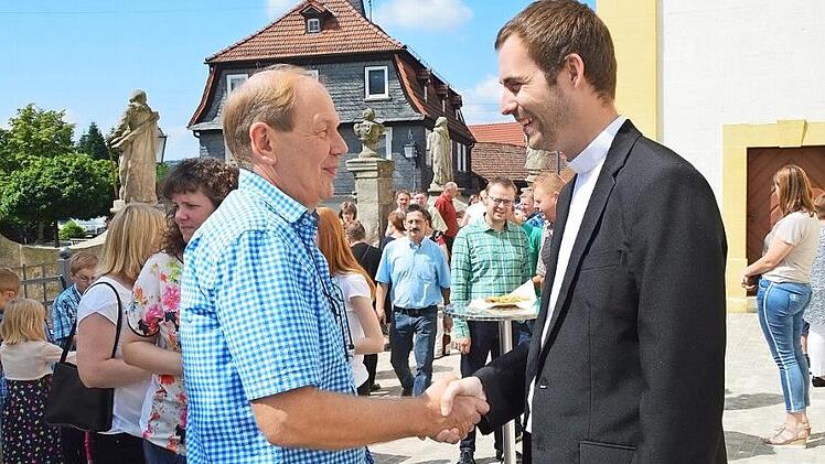 Organist Stefan Schnappauf (li.) im Gespr&auml;ch mit Kaplan Stahl.  Fotos: Hubert B&auml;hr
