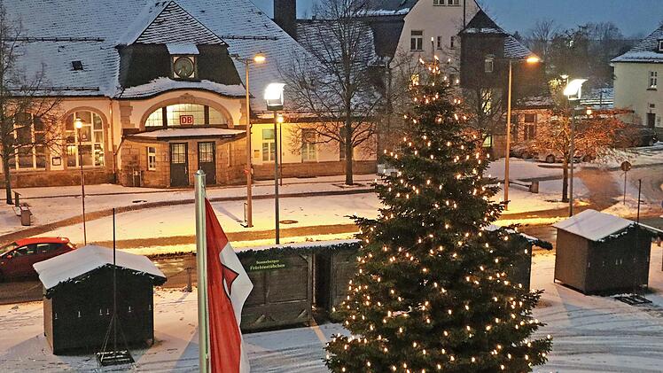 Der Weihnachtsmarkt in Sonneberg wird derzeit aufgebaut. Aber die Beleuchtung des Rathauses wird heuer nicht so üppig ausfallen, weil diese beim Brand beschädigt wurde.