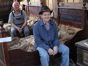 Fritz Meier (rechts) und Heinz Hofmann beim "Probesitzen" auf den mehr als hundert Jahre alten Betten. Fotos: Josef Hofbauer