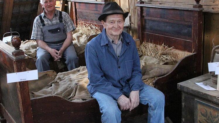 Fritz Meier (rechts) und Heinz Hofmann beim "Probesitzen" auf den mehr als hundert Jahre alten Betten. Fotos: Josef Hofbauer