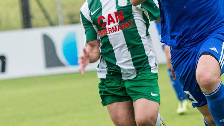 Florian Luft läuft seinem Dergahspor-Gegenspieler auf und davon.