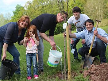 Silke Wolf-Mertensmeyer und Jan Wolf pflanzten einen Baum für ihre Kinder.  Foto: Veronika Schadeck