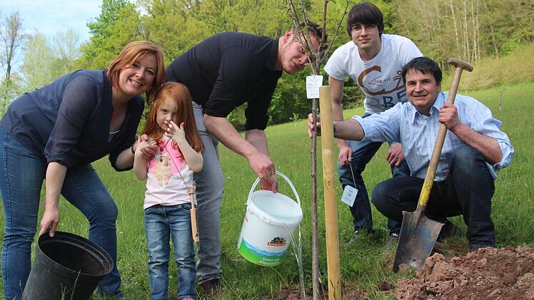 Silke Wolf-Mertensmeyer und Jan Wolf pflanzten einen Baum für ihre Kinder.  Foto: Veronika Schadeck
