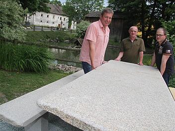 Am Wochenende weiht die Dorfgemeinschaft Vogtendorf die neue Sitzgarnitur am Löschweiher ein. Die Dorfgemeinschaft mit Otto Kreil, Bernhard Geyer und Harald Krass in vorderster Front hat die Garnitur selbst aufgestellt. Foto: Sonja Adam