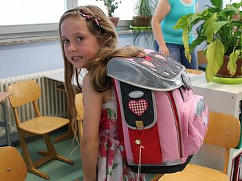 Der Ranzen von Theresia wiegt eigentlich zu viel: 3,2 Kilogramm bei nur 22 Kilo Körpergewicht.