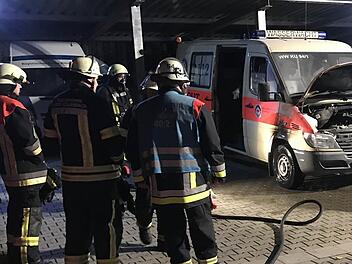 Am Samstag gegen 1 Uhr brannte ein Fahrzeug der Wasserwacht. Das Feuer im vorderen Bereich konnte schnell gelöscht werden. Foto: BRK