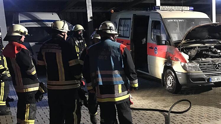Am Samstag gegen 1 Uhr brannte ein Fahrzeug der Wasserwacht. Das Feuer im vorderen Bereich konnte schnell gelöscht werden. Foto: BRK